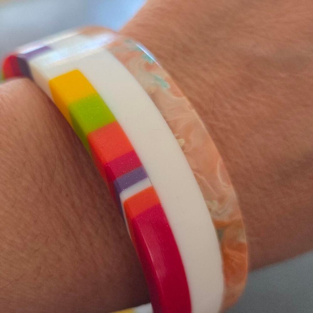 Resin bangle bracelet with a